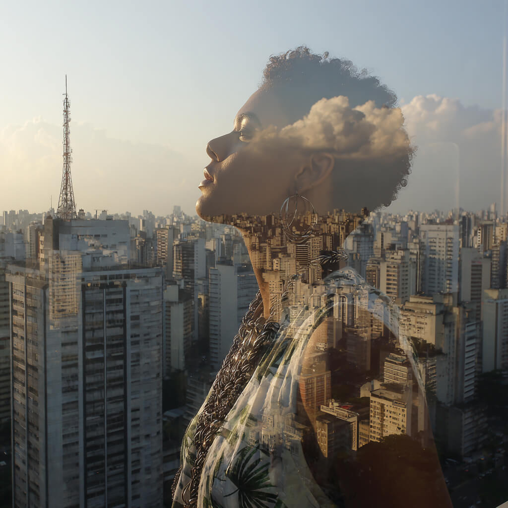 Transit Update - Bild von einem Frau über den Dächern einer Stadt mir Klarheit - Human Design Dr. Birgit Greiner