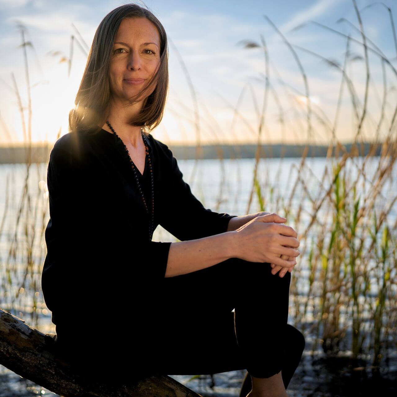 Human Design als Landkarte - Dr. Birgit Greiner am See im Sonnenuntergang