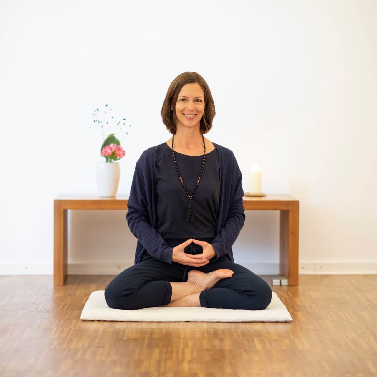 Achtsamkeit und MBSR – Dr. Birgit Greiner sitzend auf einem Meditationskissen
