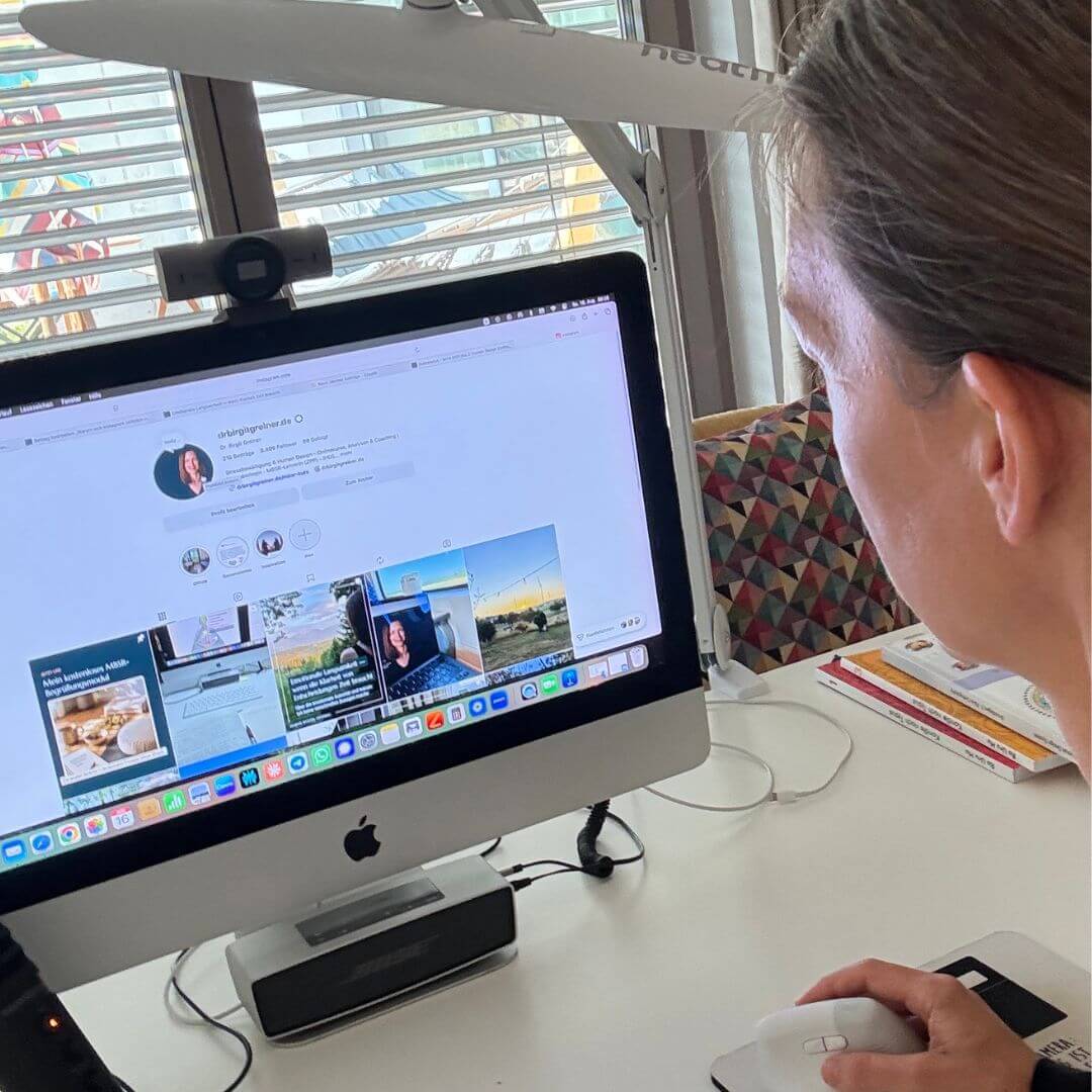 Human Design Analyse – Dr. Birgit Greiner konzentriert bei der Arbeit am Schreibtisch bei Instagram
